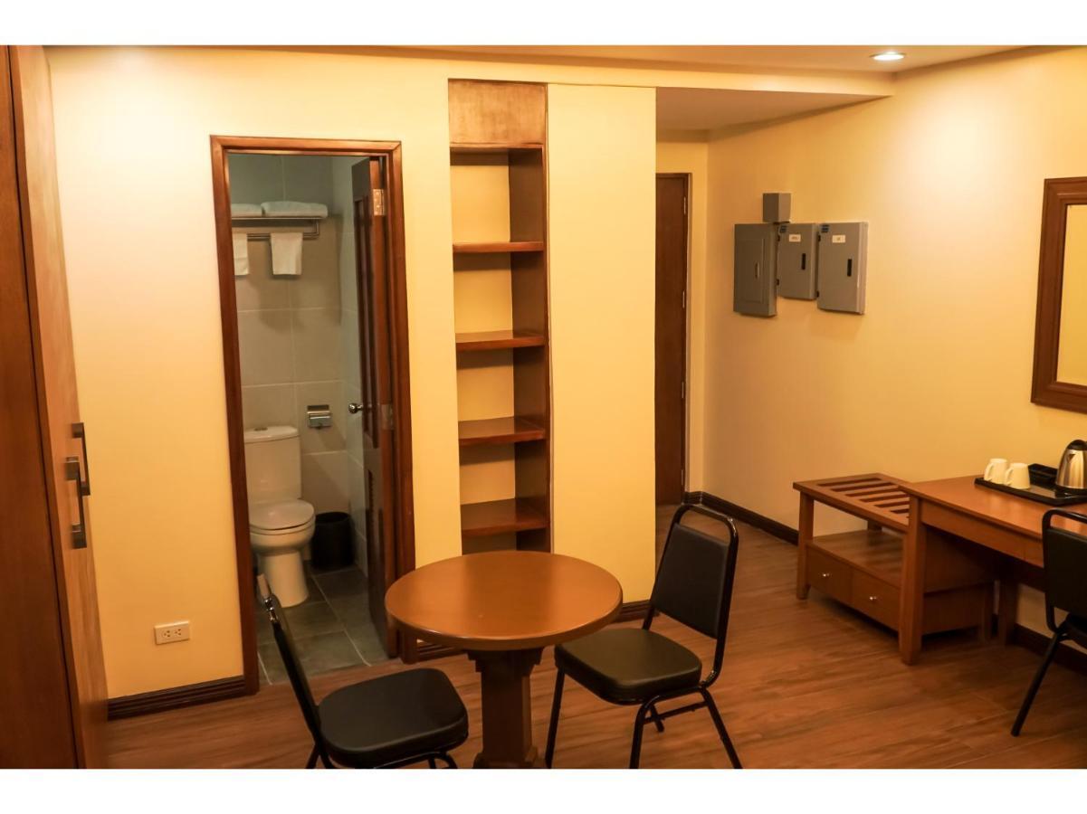 M28 Hotel And Apartments Кесон-Сіті Екстер'єр фото