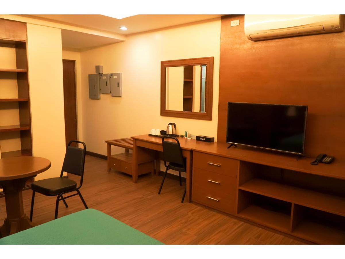 M28 Hotel And Apartments Кесон-Сіті Екстер'єр фото