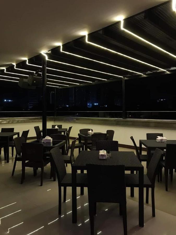 M28 Hotel And Apartments Кесон-Сіті Екстер'єр фото